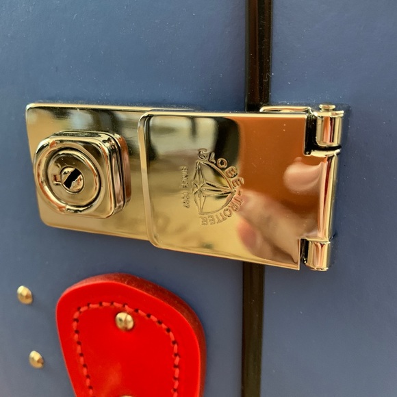 Like new Globetrotter Suitcase - Picture 3 of 10